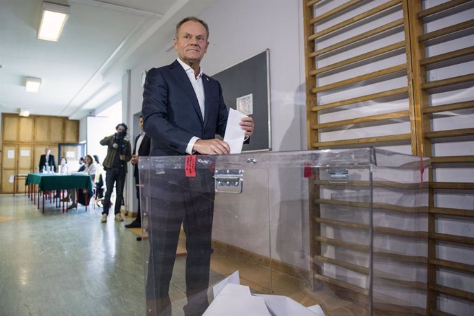 09 June 2024, Poland, Warsaw: Donald Tusk, the Prime Minister of Poland casts his vote at the polling station in Warsaw during the EU parliamentary elections. Photo: Attila Husejnow/SOPA Images via ZUMA Press Wire/dpa