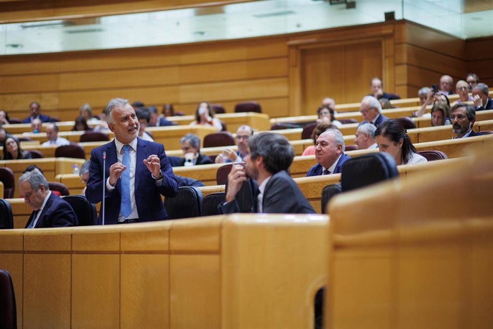El ministro de Política Territorial y Memoria Democrática, Ángel Víctor Torres (i), durante una sesión de control al Gobierno, en el Senado, a 28 de mayo de 2024, en Madrid (España). A 2 días de que la ley de amnistía vuelva a debatirse en el Congreso p