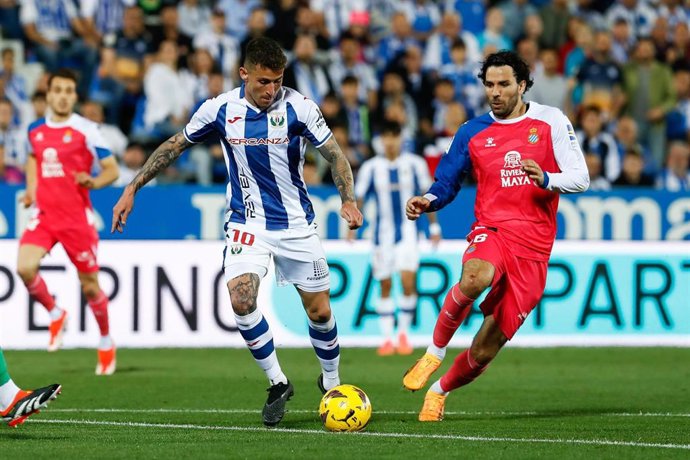Archivo - El centrocampista Dani Raba (CD Leganés), ante el RCD Espanyol en LaLiga Hypermotion 2023-2024. 