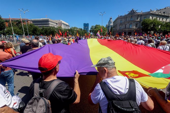 Cientos de personas durante una marcha contra la monarquía, a 16 de junio de 2024, en Madrid (España).