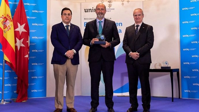 El presidente de la Sociedad Española de Medicina Preventiva, Salud Pública y Gestión Sanitaria (SEMPSPGS) y director gerente del Hospital Universitario Juan Ramón Jiménez de Huelva, Manuel García de la Vega, recoge el galardón.