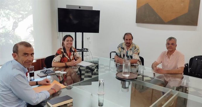 La consellera de Vivienda, Territorio y Movilidad, Marta Vidal, reunida con representantes del Banc de Temps i Grup de Consum de Sencelles.