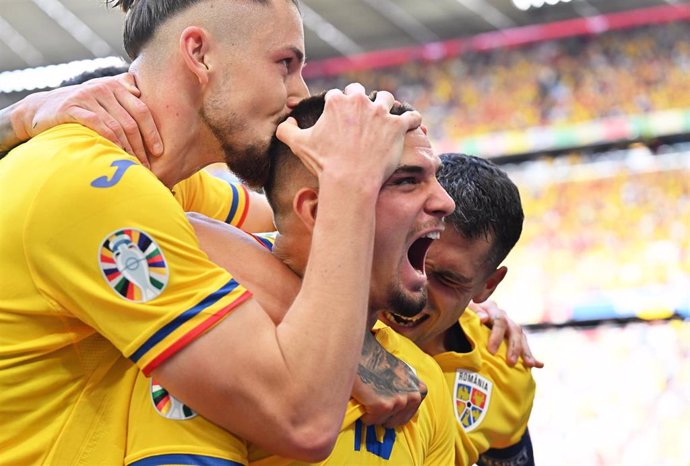 Razvan Marin, jugador de Rumanía, celebrando un gol ante Ucrania.