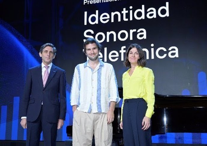 De Izquierda A Derecha, El Presidente De Telefónica, José María Álvarez-Pallete; El Compositor Lucas Vidal; Y La CEO De Movistar Plus+, Cristina Burzako.