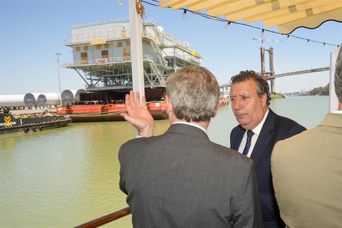 El presidente de la Diputación de Sevilla, Javier Fernández (1d) durante su visita al Puerto de Sevilla para contemplar el remolque de la subestación eléctrica de Tecade, rumbo a Estados Unidos.