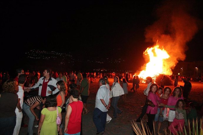 Archivo - Noche de San Juan en La Herradura, en imagen de archivo