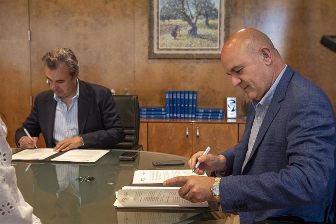 El conseller de Educación y Universidades, Antoni Vera, y el presidente del Consell de Ibiza, Vicent Marí, firman el convenio de colaboración.