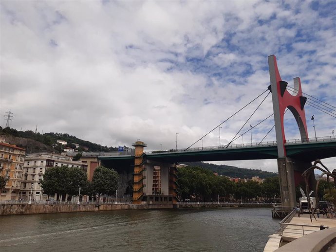 Archivo - Nubes en el cielo de Bilbao.