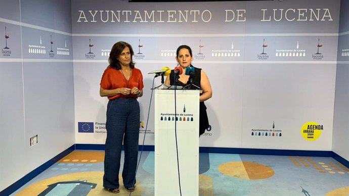 La delegada de Fomento, Articulación del Territorio y Vivienda, Carmen Granados, atiende a los medios en Lucena.