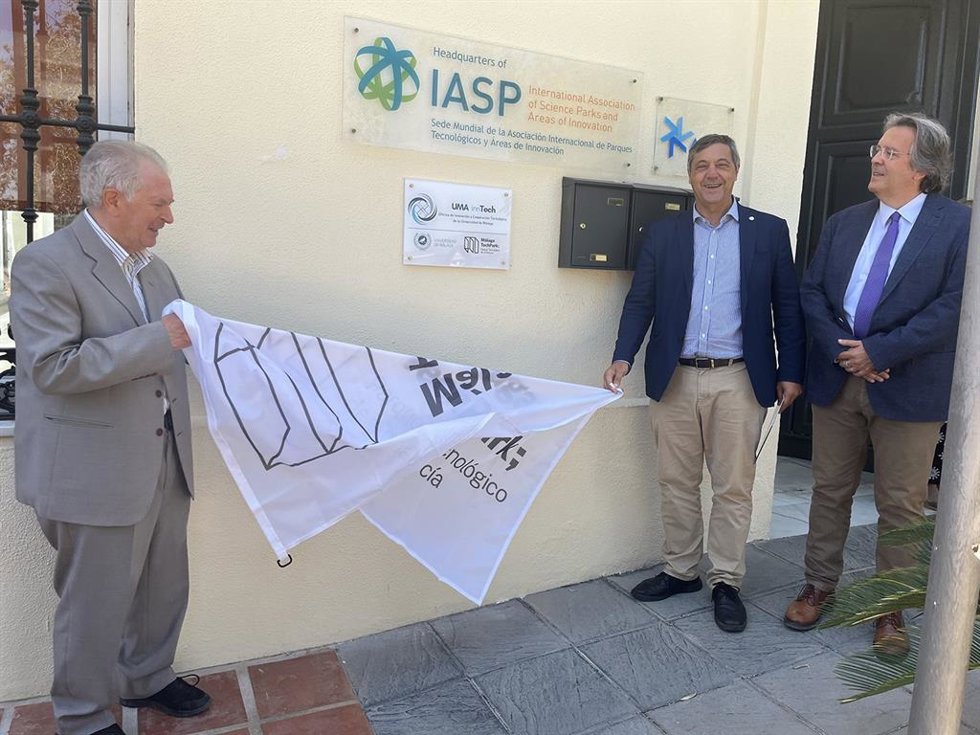 El rector de la UMA, Teodomiro López Navarrete, junto a Felipe Romera, director general de Málaga TechPark, y Javier López, catedrático de Ingeniería Telemática de la UMA que va a dirigir el nuevo espacio.