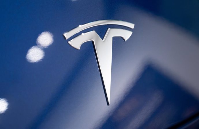 Archivo - FILED - 19 August 2021, Berlin: The Tesla logo is seen on a Tesla car in one of the carmaker's showrooms. Photo: Christophe Gateau/dpa