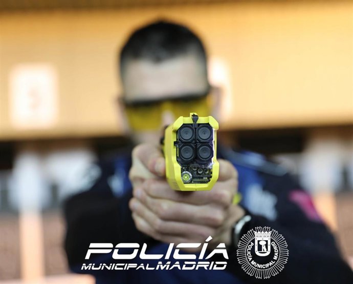 Archivo - La Policía Municipal reduce con un táser.