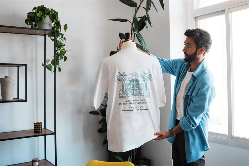 Camiseta diseñada por Pablo Erroz (en la foto) para Xiaomi España