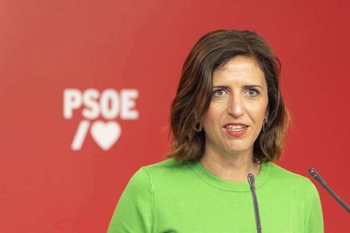 La portavoz del PSOE, Esther Peña, en una rueda de prensa en la sede nacional del partido en la calle Ferraz.