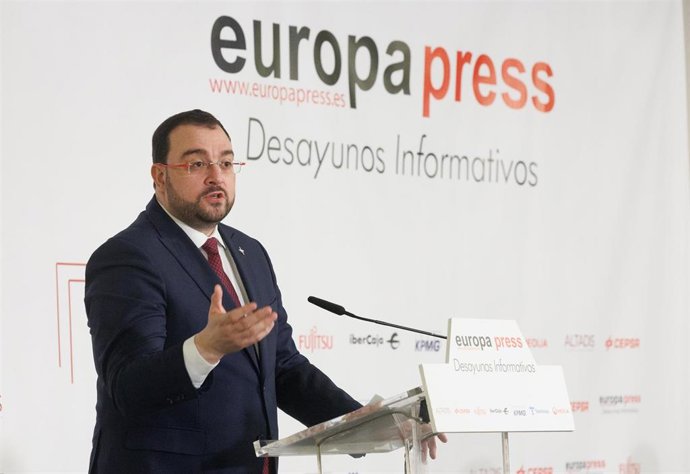 Archivo - El presidente del Gobierno de Asturias, Adrián Barbón, interviene durante un desayuno informativo de Europa Press, en el Hotel Rosewood Villa Magna, a 30 de enero de 2023, en Madrid (España).