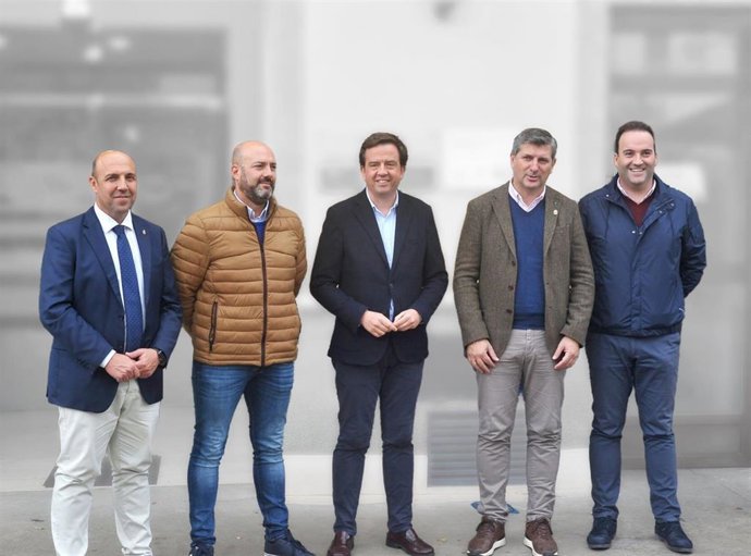 Autoridades en la firma entre CaixaBank y el GDR Subbética Cordobesa.