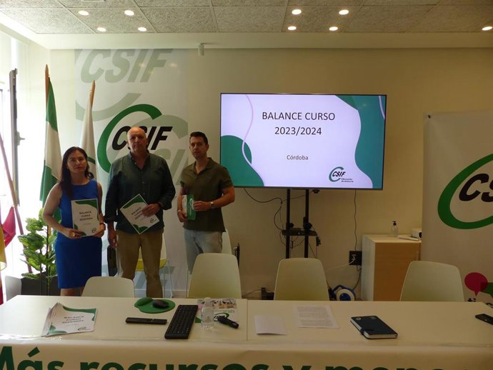 Antonio Pachón (centro), con otros responsables de su sindicato, en la presentación del resultado de la encuesta a los docentes cordobeses.