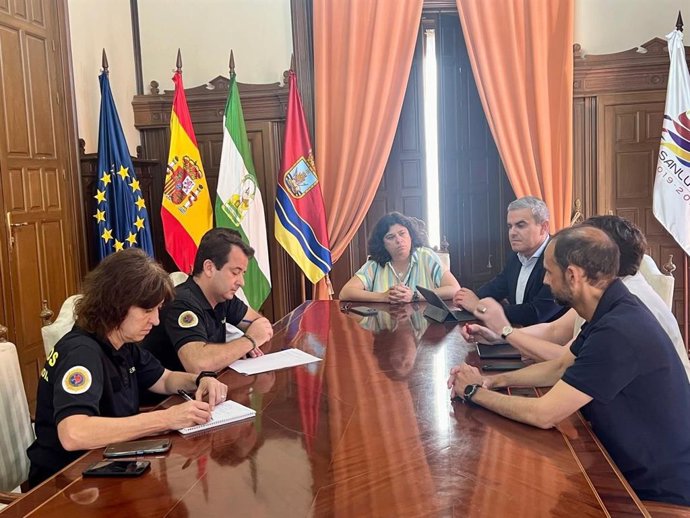 El presidente del Consorcio de Bomberos de la Provincia de Cádiz, José Ortiz, en una reunión con la alcaldesa de Sanlúcar, Carmen Álvarez, para abordar la ubicación del nuevo parque de bomberos