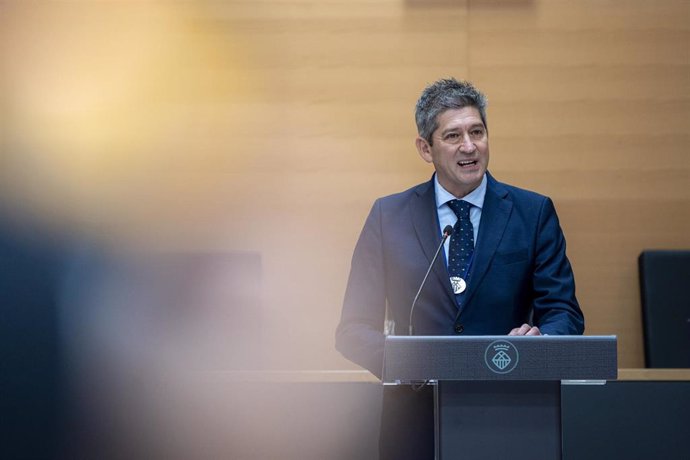 El nuevo alcalde de L'Hospitalet de Llobregat, David Quirós, durante un pleno extraordinario en el Ayuntamiento de L’Hospitalet de Llobregat.