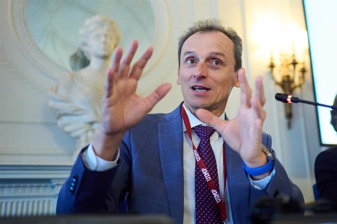 El presidente de Hispasat, Pedro Duque, durante la inauguración del curso de verano de la Asociación de Periodistas de Información Económica (APIE) sobre 'El rol de las empresas en la nueva economía', enmarcado en los Cursos de Verano de 2024, en el Palac