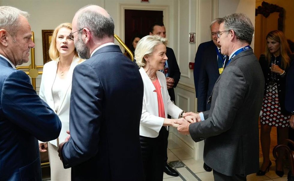 El lider del PP, Alberto Núñez Feijóo, saluda a la presidenta de la Comisión Europea, Urusula Von der leyen, en la reunión de líderes del Partido Popular Europeo (PPE).