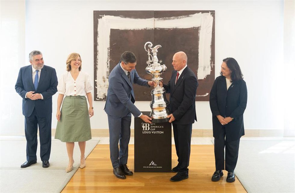 El presidente del CSD, José Manuel Rodríguez Uribes; la ministra Pilar Alegría; el presidente del Gobierno, Pedro Sánchez; el consejero delegado de la Copa América, Grant Dalton y la vicepresidenta, Aurora Cat, posan con la Copa América