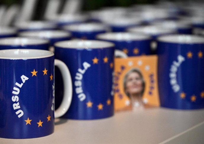 Tazas con la cara de Ursula von der Leyen en una reunión del Partido Popular Europeo en Bruselas