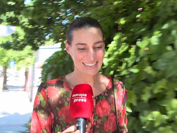 Eugenia Osborne atendiendo a la prensa.