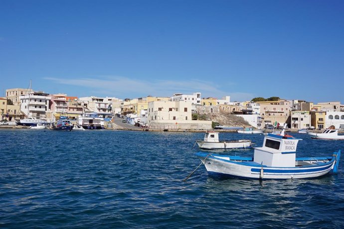 Archivo - LAMPEDUSA, Dec. 15, 2023  -- This photo taken on Nov. 21, 2023 shows a coastal scene of Italy's southernmost island of Lampedusa. TO GO WITH "Yearender: Europe struggles to fix migrant predicament"