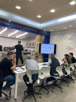 Javier Caballero, el ‘Mejor Bartender del Mundo 2024’, forma al profesorado del CIPFP Camino de Santiago