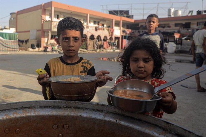 Niños palestinos durante un reparto de comida en la Franja de Gaza