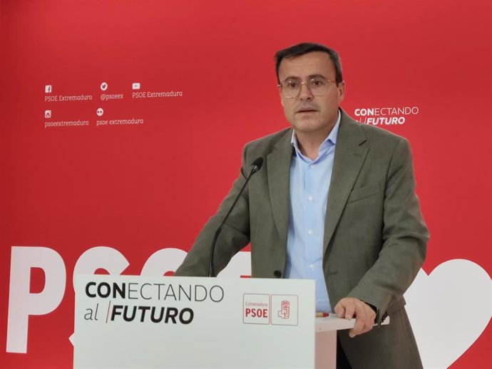 El secretario general del PSOE de Extremadura, Miguel Ángel Gallardo, en rueda de prensa este lunes.