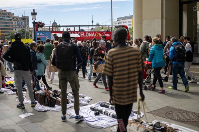 Archivo - Manteros en el día de Sant Jordi 2024, a 23 de abril de 2024, en Barcelona, Catalunya (España). 