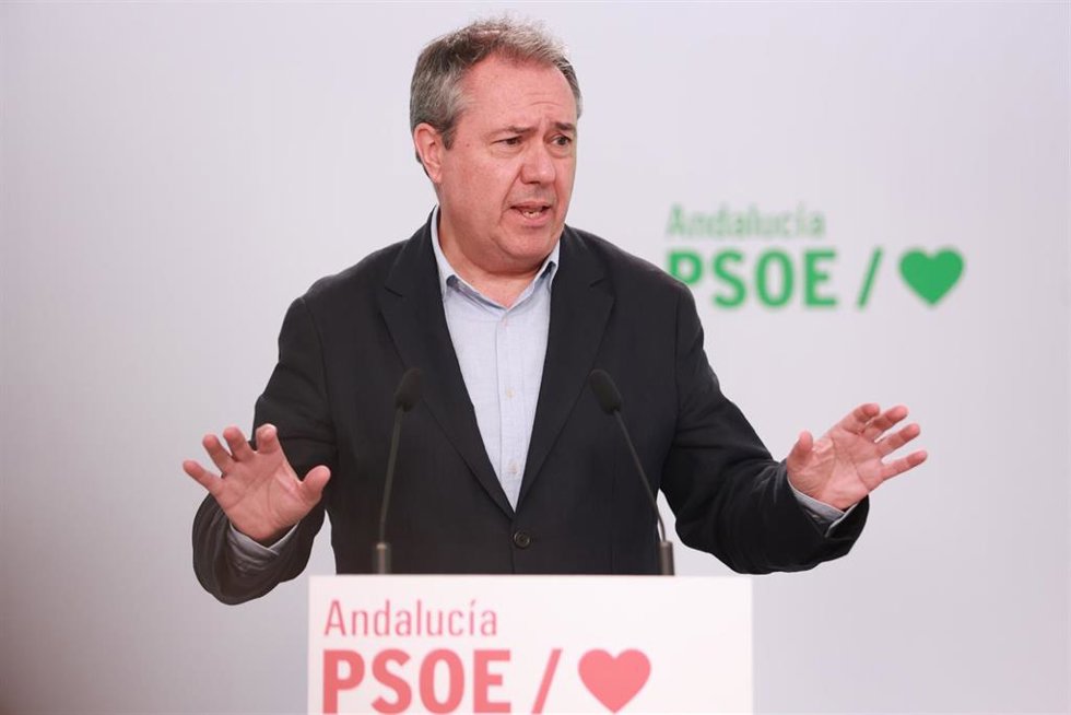 El secretario general del PSOE en Andalucía, Juan Espadas, atiende a los medios. A 10 de junio de 2024, en Sevilla (Andalucía, España). Juan Espadas ha atendido a los medios antes de la reunión de la Comisión Ejecutiva Regional del PSOE-A.