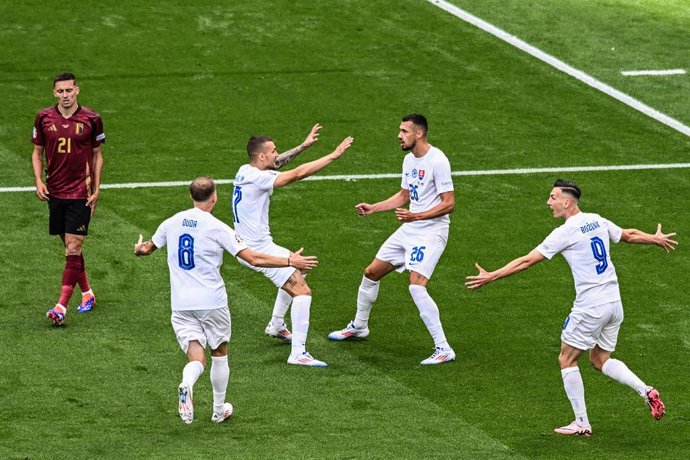 17 June 2024, Hesse, Frankfurt_Main: Slovakia's Ivan Schranz (2nd R) celebrates with teammates Ondrej Duda, Lukas Haraslin and Robert Bozenik after his goal during the UEFA Euro 2024 Group E soccer match between Belgium and Slovakia at the Frankfurt Are
