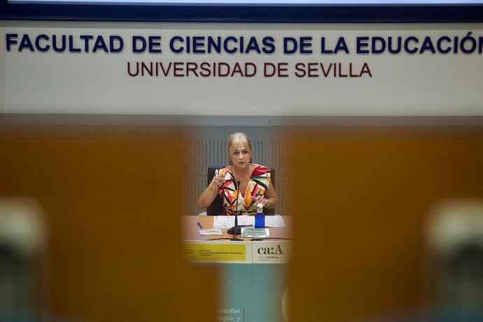 La consejera de Desarrollo Educativo y Formación Profesional, Patricia del Pozo, durante la jornada de formación dirigida a las familias 'Efectos negativos de las pantallas para el desarrollo psicológico y social en la infancia y la adolescencia'.