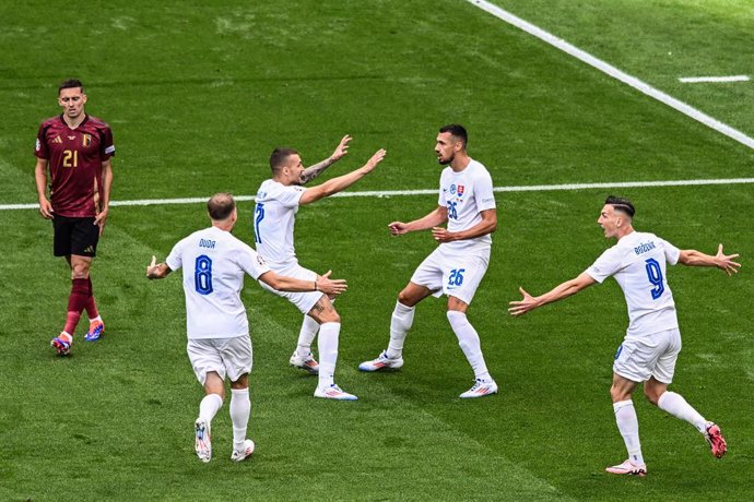 17 June 2024, Hesse, Frankfurt_Main: Slovakia's Ivan Schranz (2nd R) celebrates with teammates Ondrej Duda, Lukas Haraslin and Robert Bozenik after his goal during the UEFA Euro 2024 Group E soccer match between Belgium and Slovakia at the Frankfurt Arena