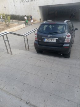 Coche atrapado este lunes en la estación de metro de Ayora