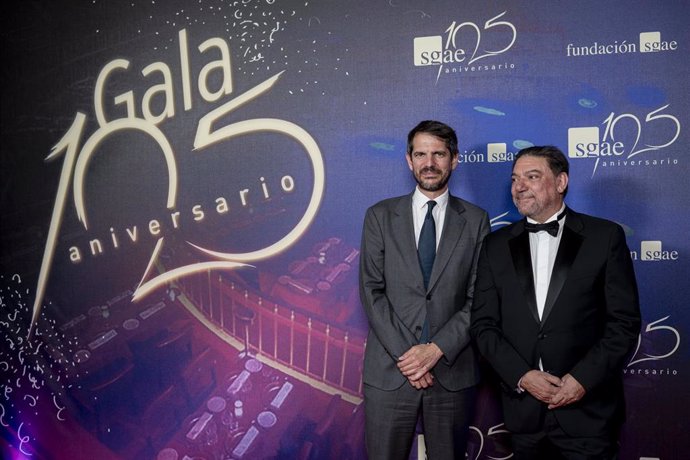 El presidente de la SGAE, Antonio Onetti (d), y el ministro de Cultura, Ernest Urtasun, posan durante el photocall de la gala de entrega de las Medallas del 125 aniversario de la Sociedad General de Autores y Editores (SGAE) en Madrid (España)