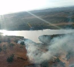 Incendio junto al embalse del Teliaran-La Hoya, en el municipio onubense de Calañas.