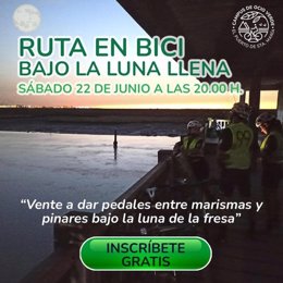 Cartel de la ruta en bici bajo la luna de El Puerto de Santa María.