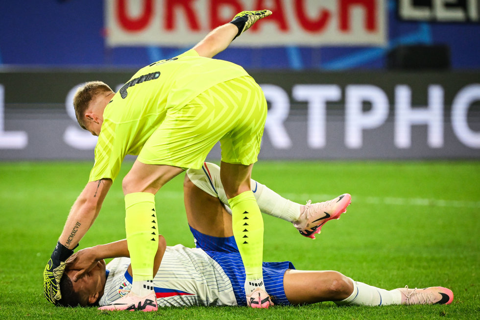 Kylian Mbappé yace en el suelo tras sufrir un duro golpe en el Francia-Austria de la Eurocopa 2024 que le supuso una fractura nasal