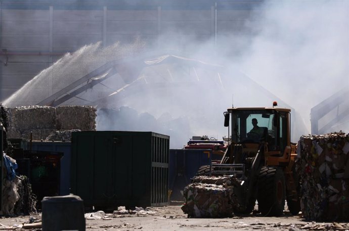 Archivo - Incendio en una planta de reciclaje en el polígono industrial la Isla de Dos Hermanas (Sevilla), enimagen de archivo.