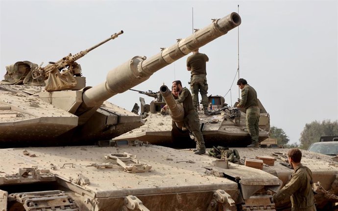 Archivo - Carros de combate israelíes cerca de la Franja de Gaza