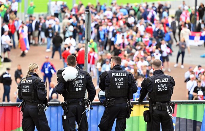 Policías alemanes antes del Serbia-Inglaterra