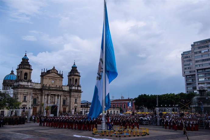 Archivo - Bandera guatemalteca en Ciudad de Guatemala