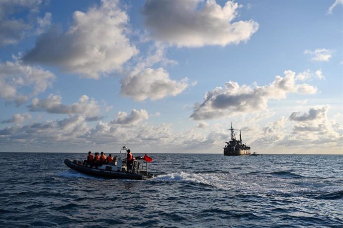 Agentes de la Guardia Costera de China cerca de un buque de transporte de la Marina filipina 