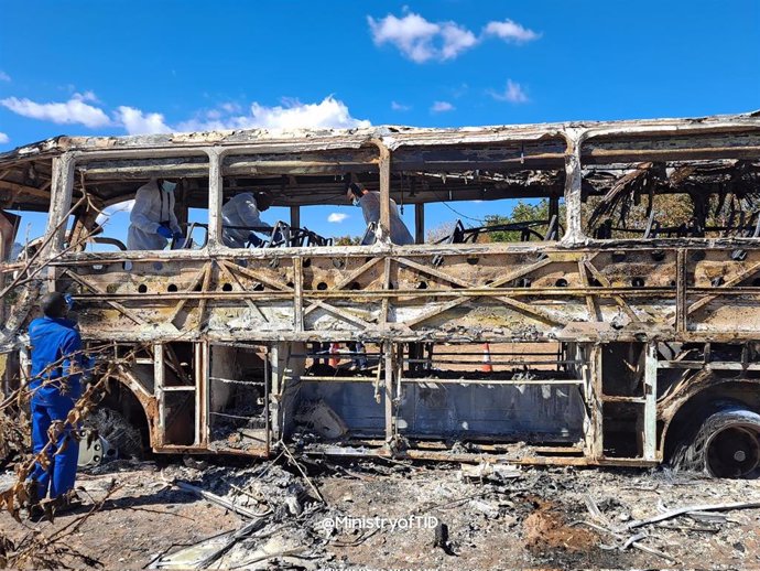 Al menos ocho muertos al incendiarse un autobús en Zimbabue