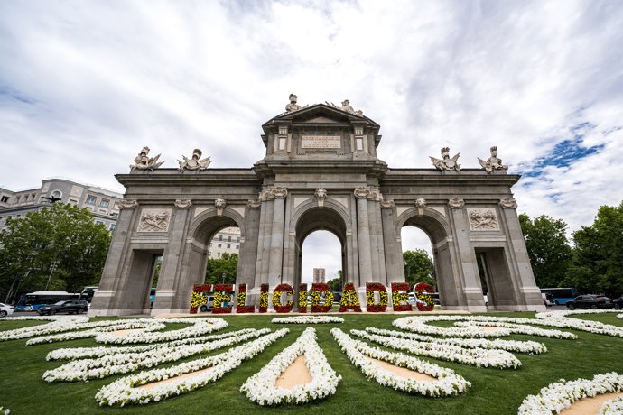La Puerta de Alcalá de Madrid se ha llenado hoy de flores procedentes de los viveros municipales para el décimo aniversario de la coronación del Rey Felipe VI.