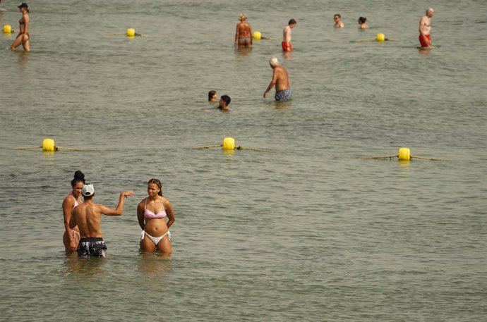 Archivo - Bañistas en la playa de la Malvarrosa, a 10 de agosto de 2023, en Valencia, Comunidad Valenciana (España). 
